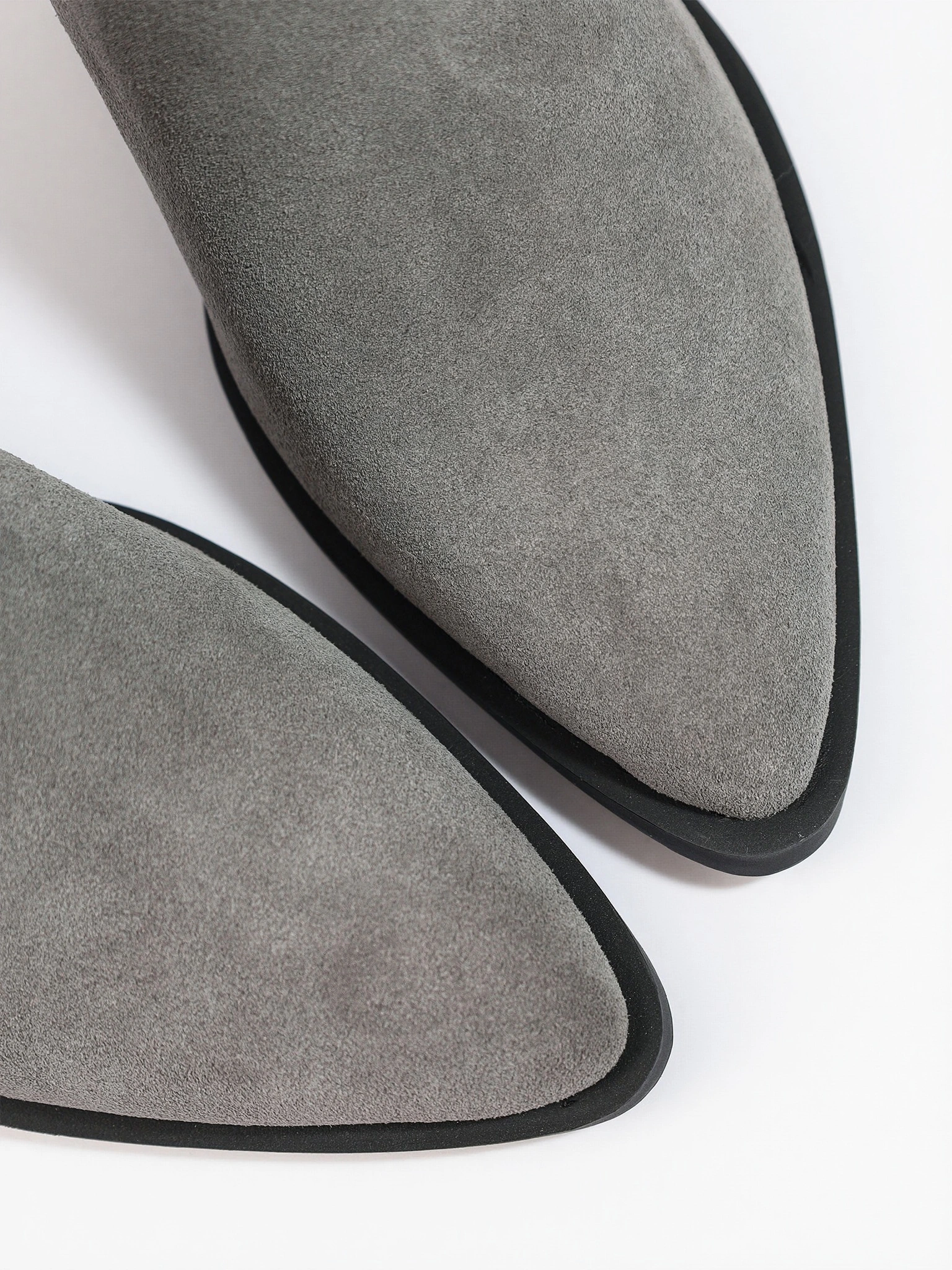 Сапоги-казаки укороченные  серого цвета из натуральной замши